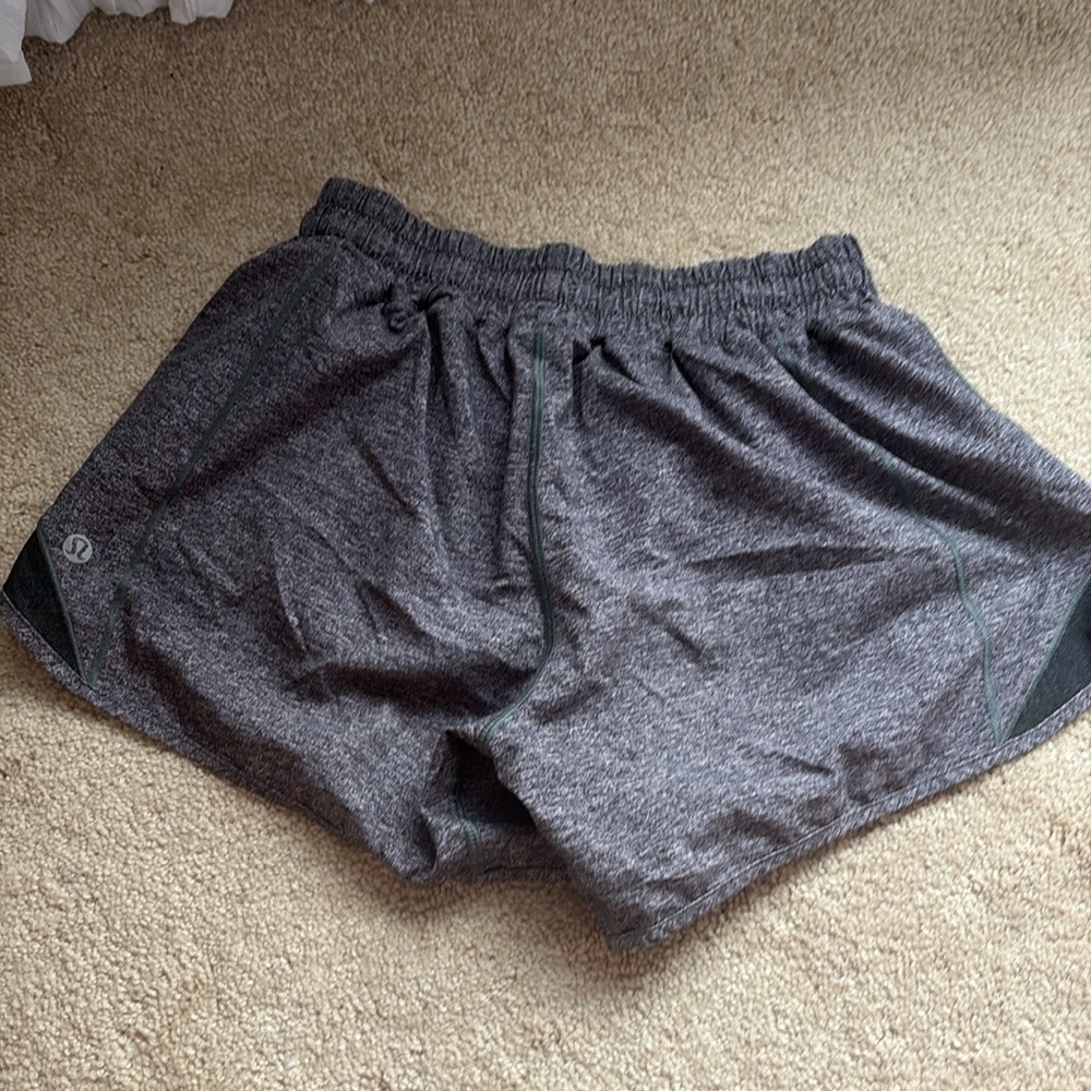 lululemon grey hotty hot shorts length 4 size 4 great quality - Picture 4 of 5